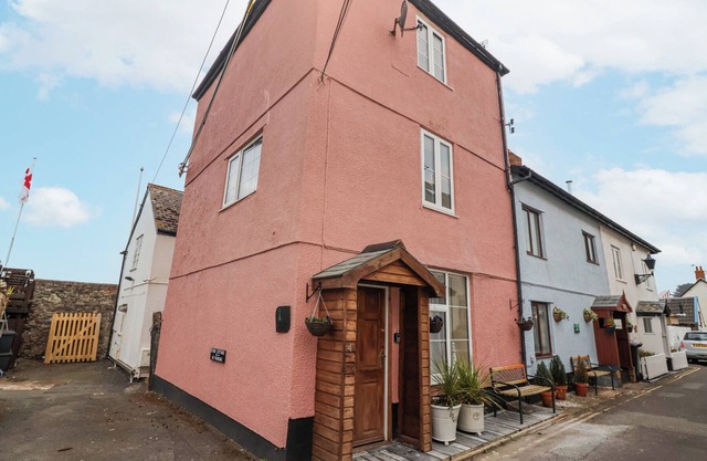 THE OLD LIGHTHOUSE COTTAGE, pet friendly in Watchet