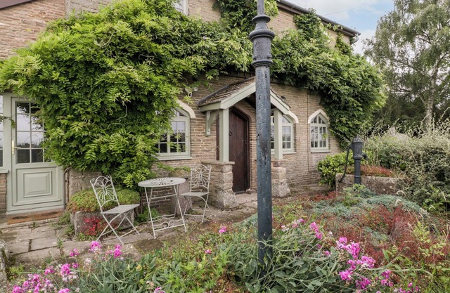 THE OLD LODGE, family friendly, luxury holiday cottage in Newent