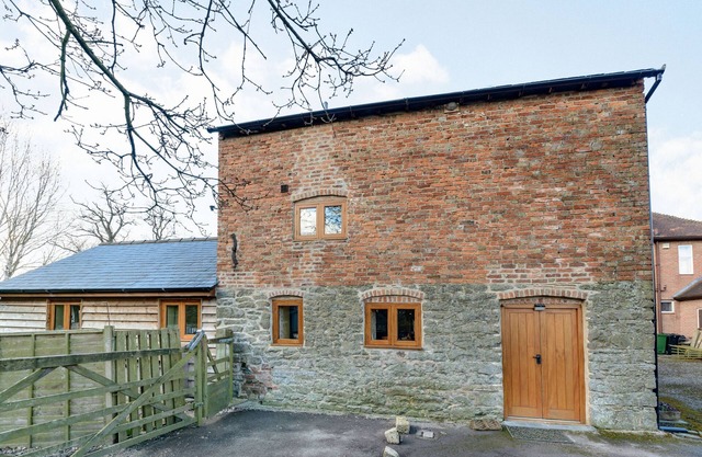 THE OLD MILL, pet friendly, character holiday cottage in Stockton