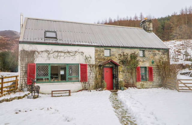 THE OLD MILL, pet friendly, character holiday cottage in Cannich