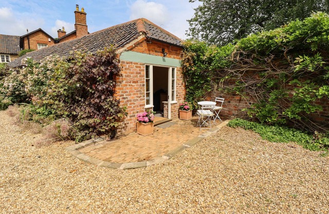 THE OLD MOWER SHED, with a garden in Knipton