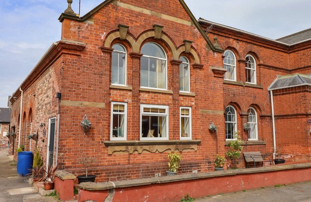THE OLD POLICE HOUSE, pet friendly, with hot tub in Withernsea