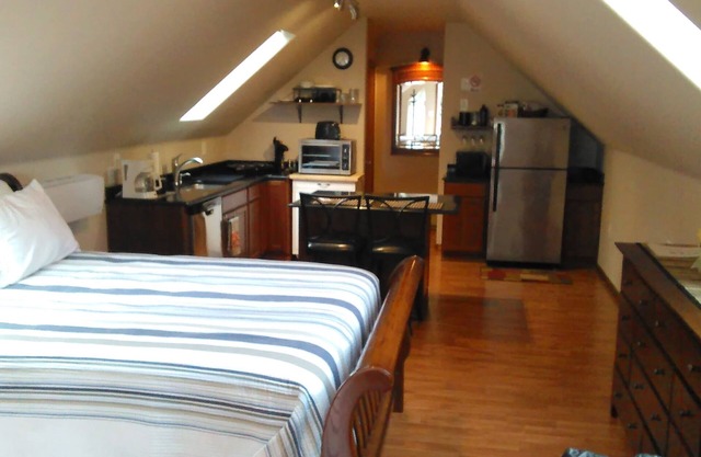 'The Old Rock Quarry Studio' 6 mi N of OSU! Benton County Approved and Legal