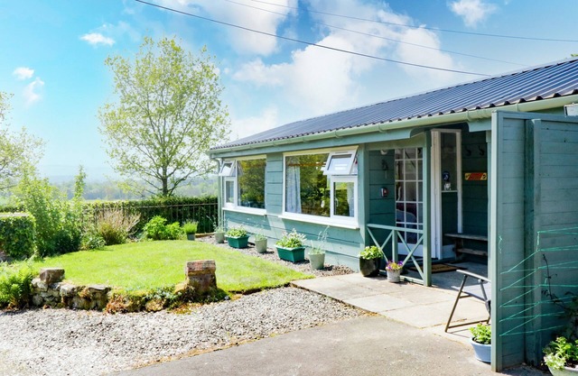 THE OLD SCHOOL BIKE SHED, pet friendly, with a garden in Aberfoyle