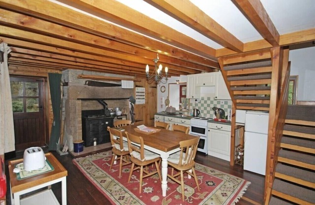 THE OLD SCHOOL HOUSE, pet friendly, with open fire in Rochester