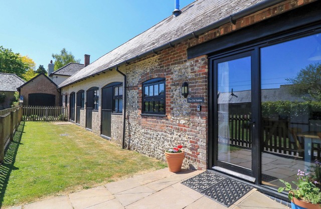 THE OLD STABLES, pet friendly in Winterborne Stickland