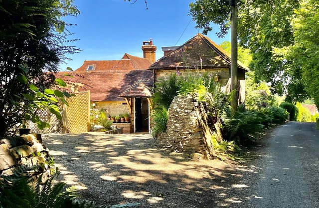 The Old Stables by Inspire Stays dot com - a cottage that sleeps 4 guests in 2 bedrooms