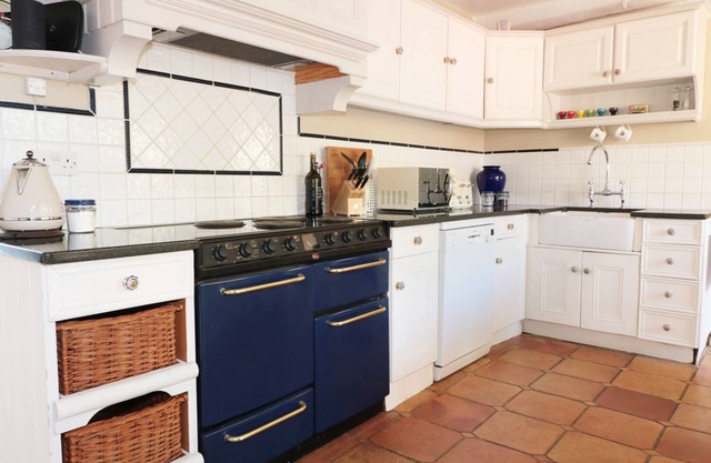 THE OLD SWAN, pet friendly, character holiday cottage in Malmesbury