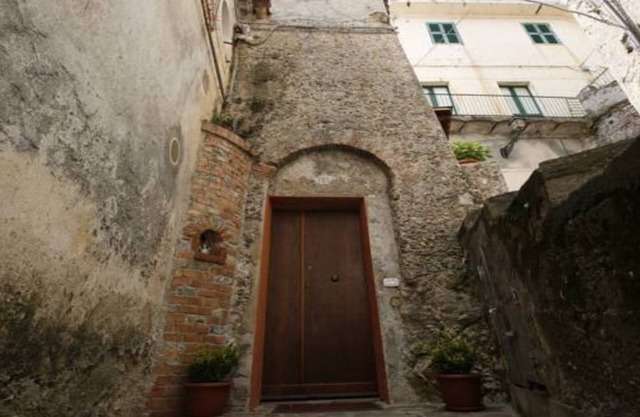 The Old Tower Elegant traditional style cottage in the historic center.