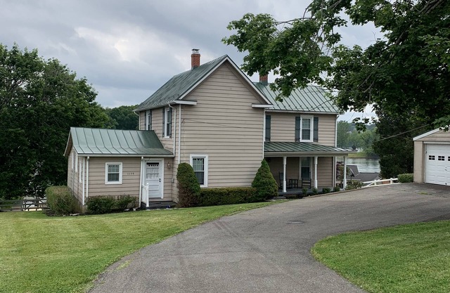 The Olde Farmhouse Spacious Lakefront House with Amazing View