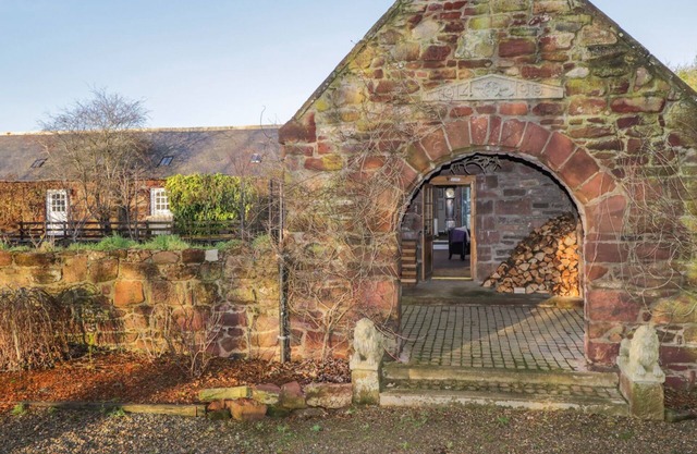 THE ORANGERY, pet friendly, character holiday cottage in Turriff