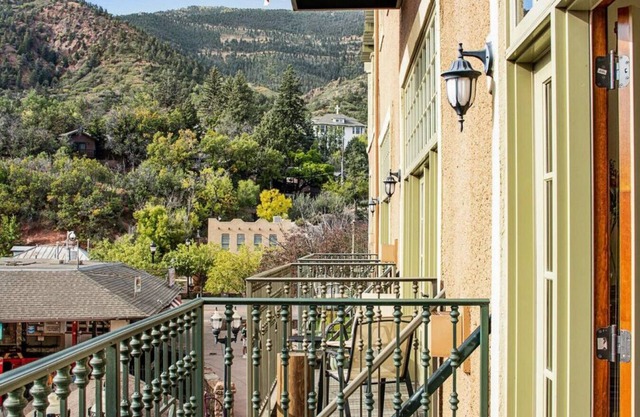 The Owl's Nest @ Manitou: Mtn Views on Main Street