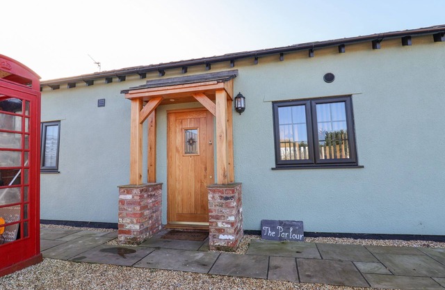 THE PARLOUR, family friendly, luxury holiday cottage in Helsby