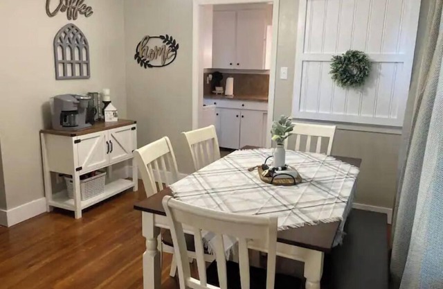 The Parson's Cottage - Charming, Cozy, Adorable!