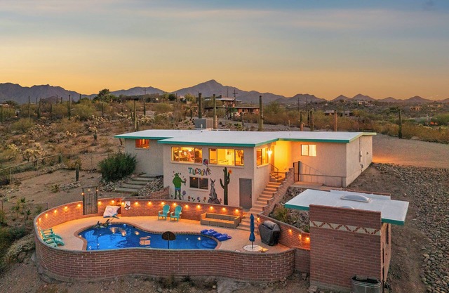 The Peaceful Valley-Views-Pool-Game Room-Comfy Beds-Waffles-Hiking@Saguaro West