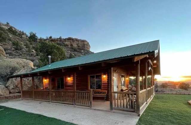 The Peacemaker Cabin: Cozy cabin in enjoyable Apple Valley with AC