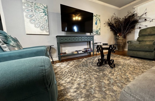 The Peacock House for animal lovers. Prime location! Near main attractions.
