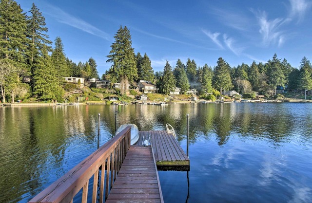 'The Peacock House' - Waterfront Home w/Hot Tub!
