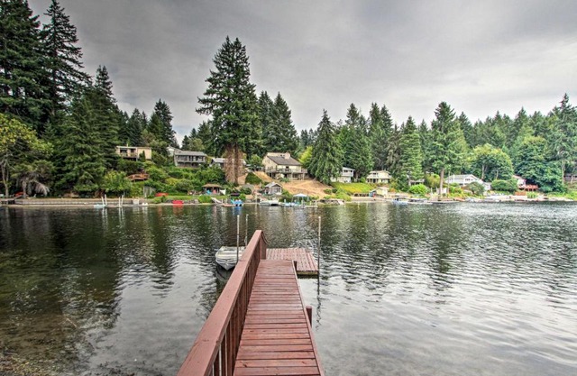 The Peacock House - Waterfront Home with Hot Tub!