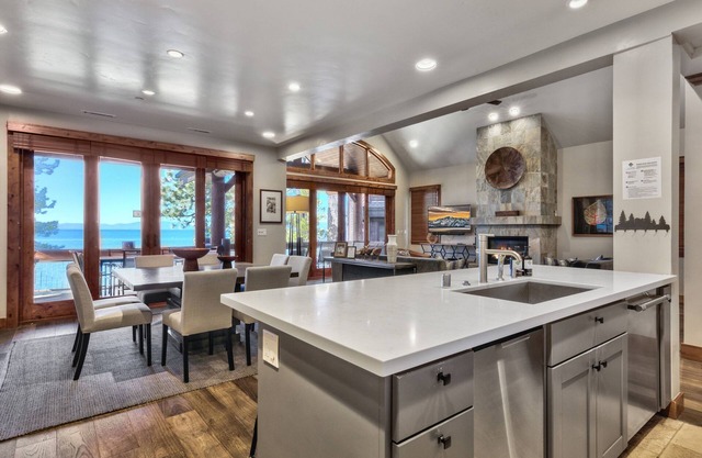 The Peak #14 Private Lakefront Luxury Steps to Beach, Dining and Adventure