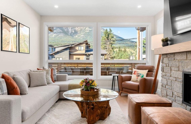 The Peak Retreat: NEW Luxe 5BR Mtn Views + Hot Tub