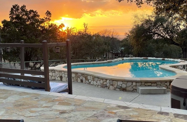 The Pebble house with a POOL and HOT TUB