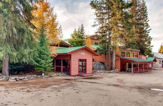 The Perch - Cabin on quiet Lake! 25 mins to Big While 35 mins to Kelowna