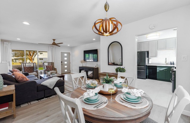 The Phoenix Stay – Cozy 3BR Retreat with AC & WiFi in the Heart of Phoenix!