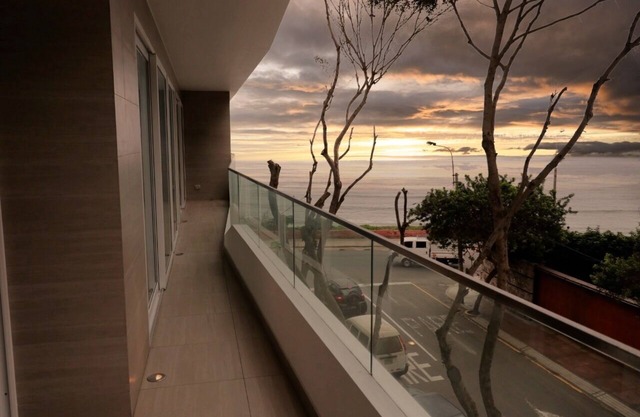 THE PIANO HOUSE IN FRONT OF THE SEA IN FRONT OF LARCOMAR