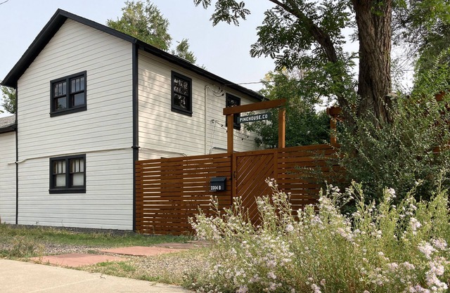 THE PINEHOUSE / Fully Furnished All Inclusive Downtown Boulder