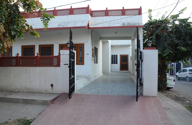 The Pink City Travellers Home-A spacious 3 Bedroom bungalow with Breakfast