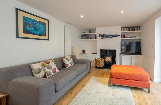 The Pink House, Aldeburgh - sleeps 10 guests in 5 bedrooms