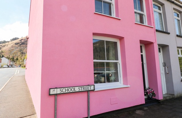 THE PINK HOUSE, family friendly, with a garden in Treherbert