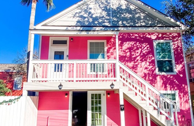 The Pink House- just Minutes walk from the Beach!