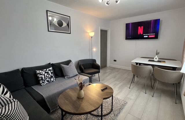The place: 3-bed ensuite home, king beds! Airport, Free Parking