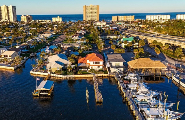 The PLAYFUL PELICAN on Florida's Intercostal Waterway: Beach a few blocks away