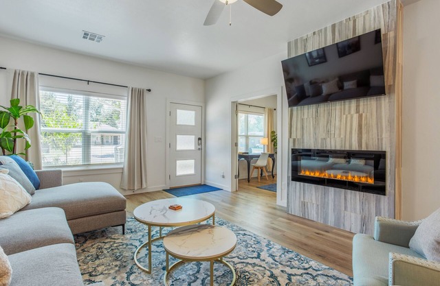 ★The Plaza Retreat★ Outdoor Fire Pit, Fast Wi-Fi, Close To Everything