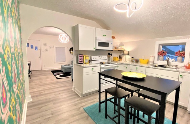 The Posh- Downtown by the square & park