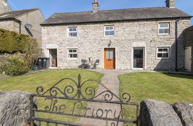 THE PRIORY, family friendly, character holiday cottage in Monyash
