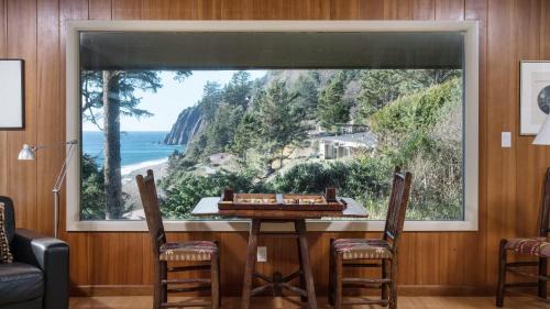 The Purcell House by AvantStay Surrounded in Lush Greenery w Large Yard Ocean Views
