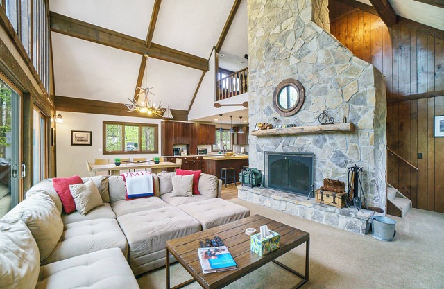 The Quack Shack - Spacious 5BR | 9 Beds | Sleeps 14 | Retreat | Game Room, Pool & Hot Tub Access