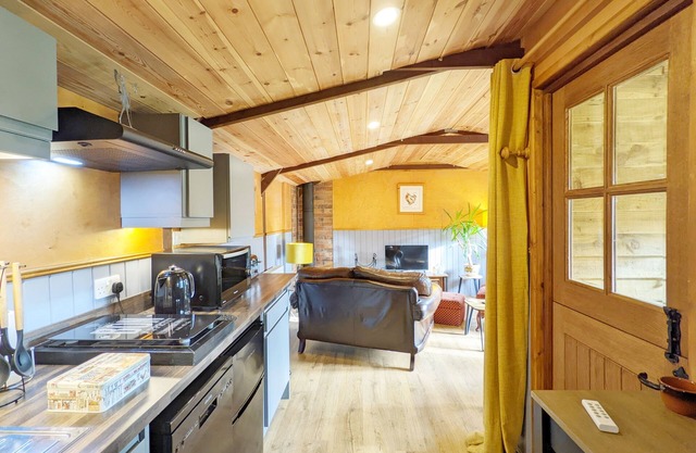 The Quail Cabin - sleeps 2 guests in 1 bedroom