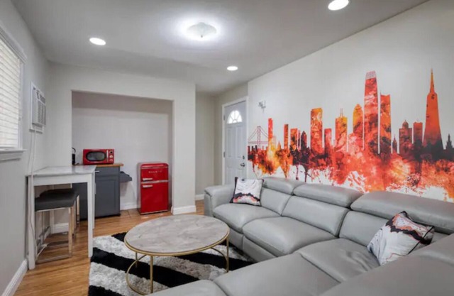 The Red Urbanhoop★Urban Sanctuary for Solo/Couples