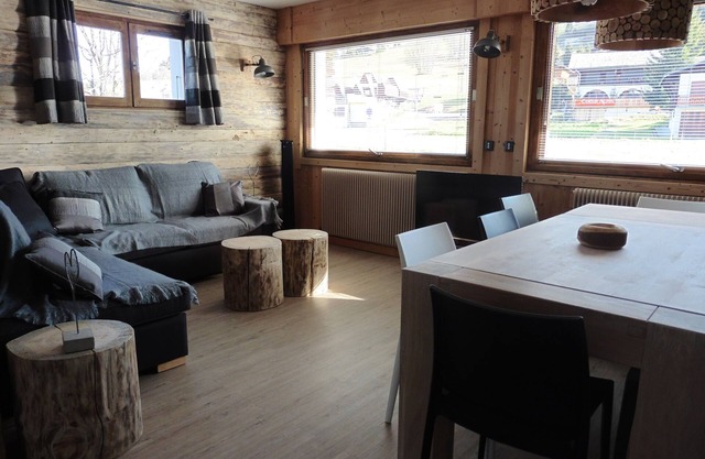 The Refuge de l'Eterlou in the center of the village, 100m from the slopes!