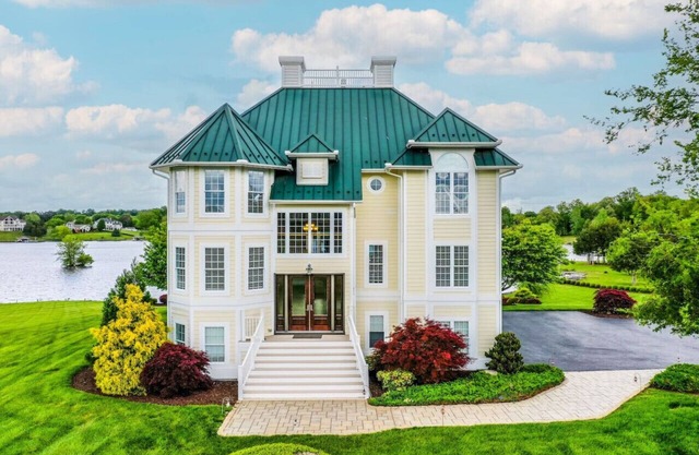 The REGAL~ Gorgeous! Beach,boathouse, hot tub, gameroom,great location and more!