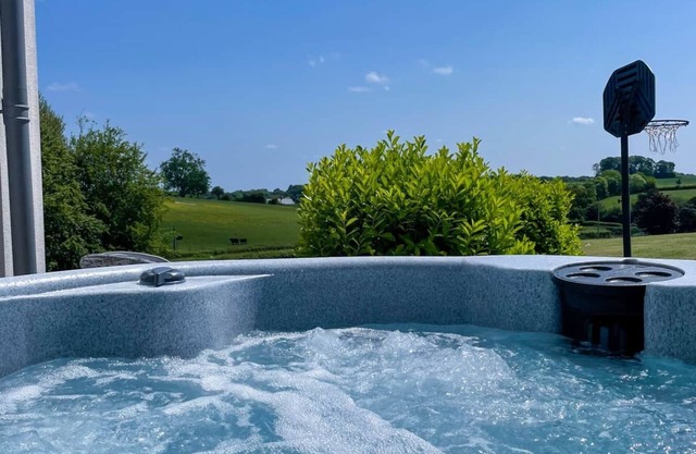 The Retreat ~ Charming & Cozy Gem ~ Sauna ~ HotTub
