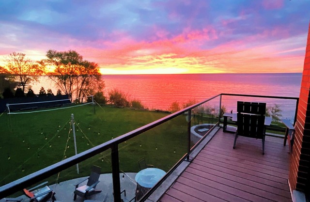 The Retreat on Lake Michigan Spectacular 6 bd/4bth 4000 sqft