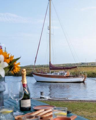 The Retreat, Waterfront & Log Burner