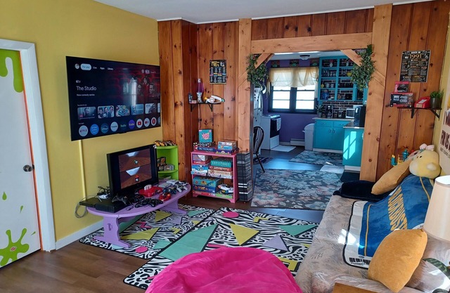 The Retro Retreat! A 90s inspired guest house w something 4 evry1! Pet-Friendly!