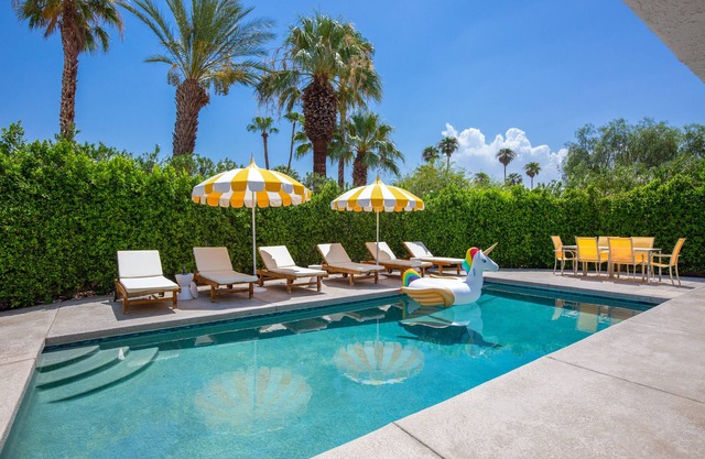 The Ricardo! Mid-century villa + saltwater pool + 5 minutes from downtown PS